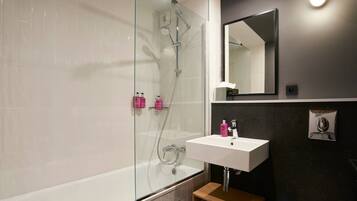 Habitación, 2 camas individuales (Moxy Sleeper) | Baño | Amenidades de baño gratuitas, secadora de cabello, pantuflas, toallas