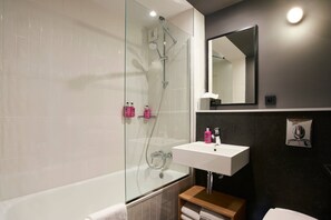 Bathroom - Moxy Paris Bastille France (Paris)