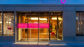 A hotel entrance with a neon sign and a flamingo decoration. - Moxy Paris Bastille France (Paris)