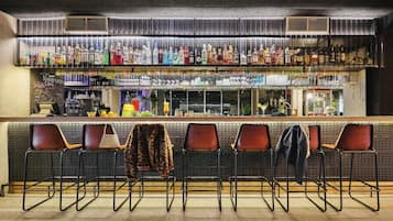 Sert le petit déjeuner, le déjeuner et le dîner