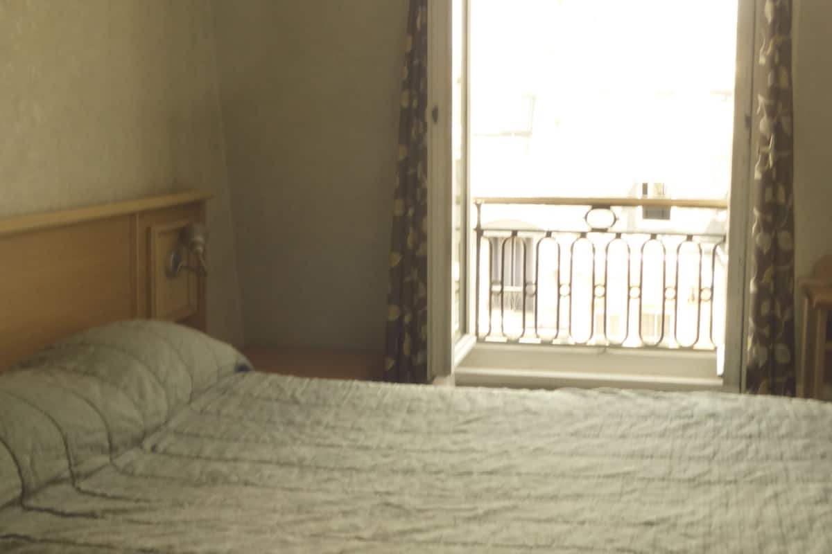 Double Room | Desk, bed sheets