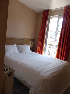 Double Room | Desk, bed sheets