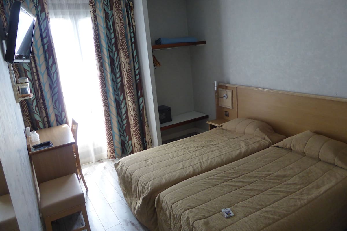 Twin Room | Desk, bed sheets
