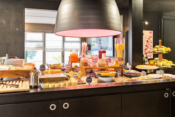 Der serveres morgenmad og franske retter med udendørs servering