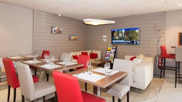 Petit déjeuner et déjeuner servis sur place, restauration en plein air