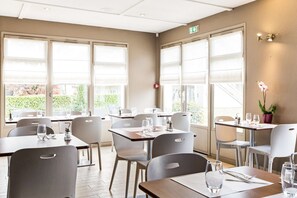 Ontbijt, serveert lunch, diner, Franse gerechten, openlucht dineren 