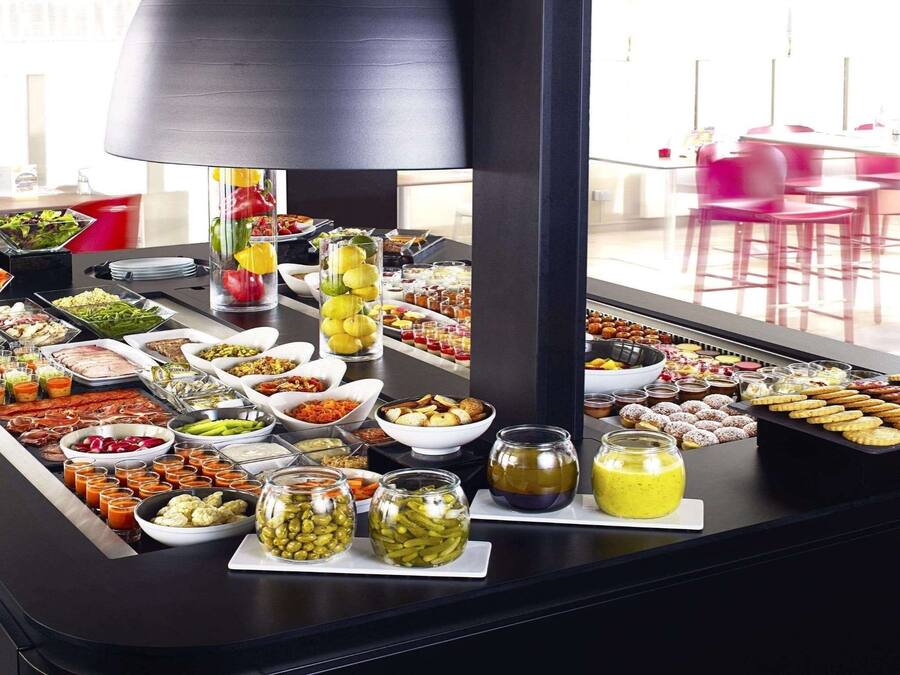 Serveert ontbijt, lunch, diner, Franse gerechten, buitendiner