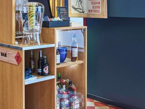 A bar area with a sign reading 'TEACHAN OLDDOG NEWTRICKS.' - ibis Styles Paris Alésia Montparnasse (Paris)