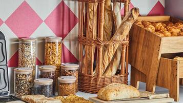 Desayuno buffet diario (EUR 12 por persona)