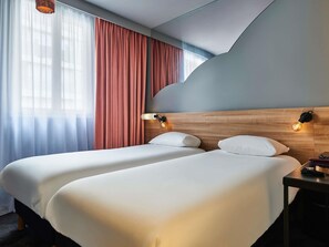 A hotel room with two beds, a wooden headboard, and a nightstand. - ibis Styles Paris Alésia Montparnasse (Paris)