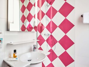 Douche, articles de toilette écologiques, sèche-cheveux