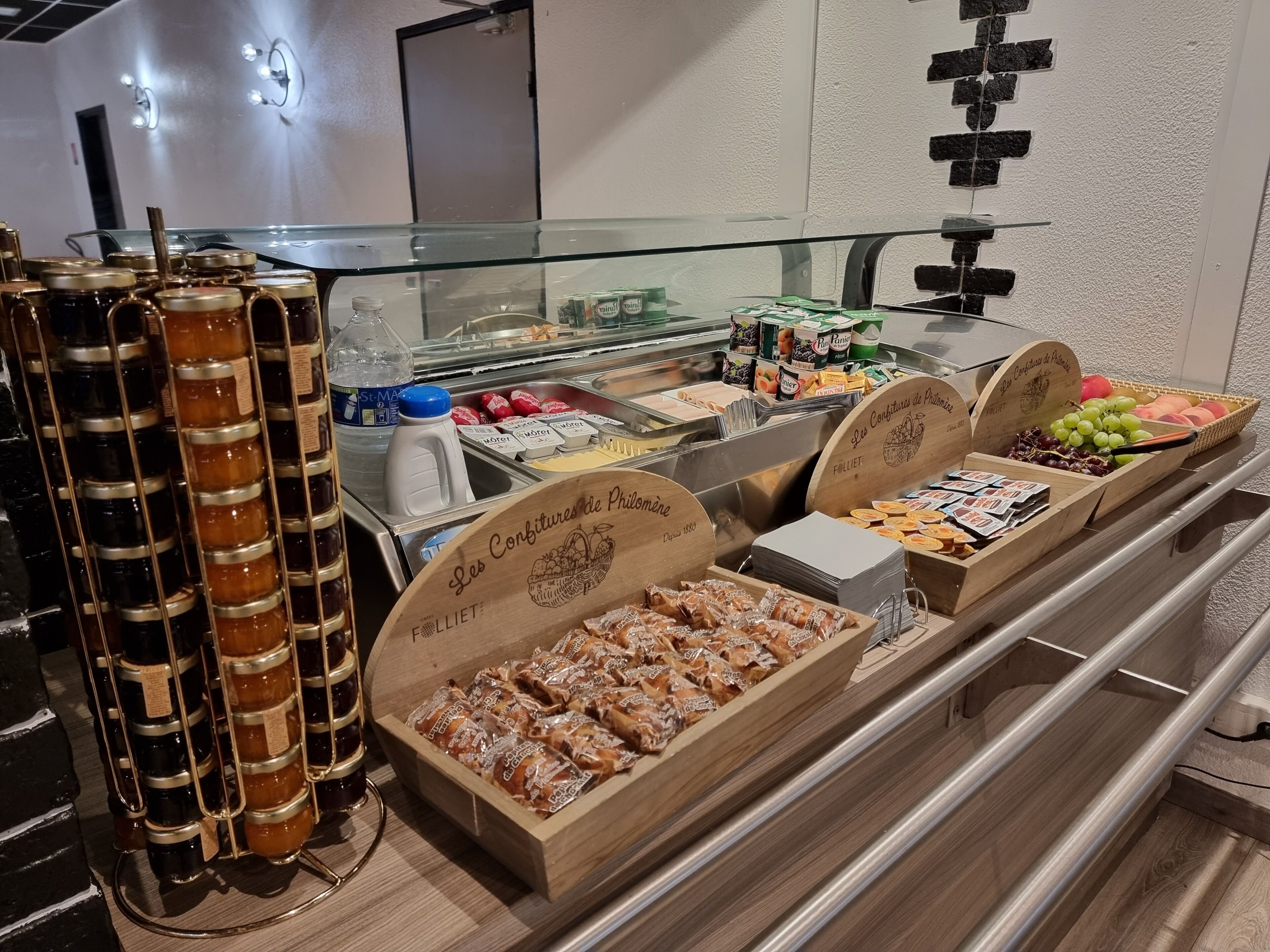 每日付費供應吃到飽自助式早餐
