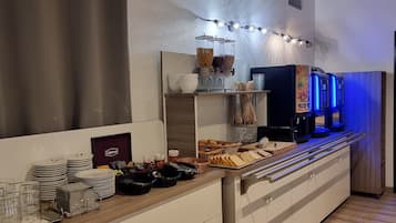 Petit-déjeuner buffet servi tous les jours en supplément