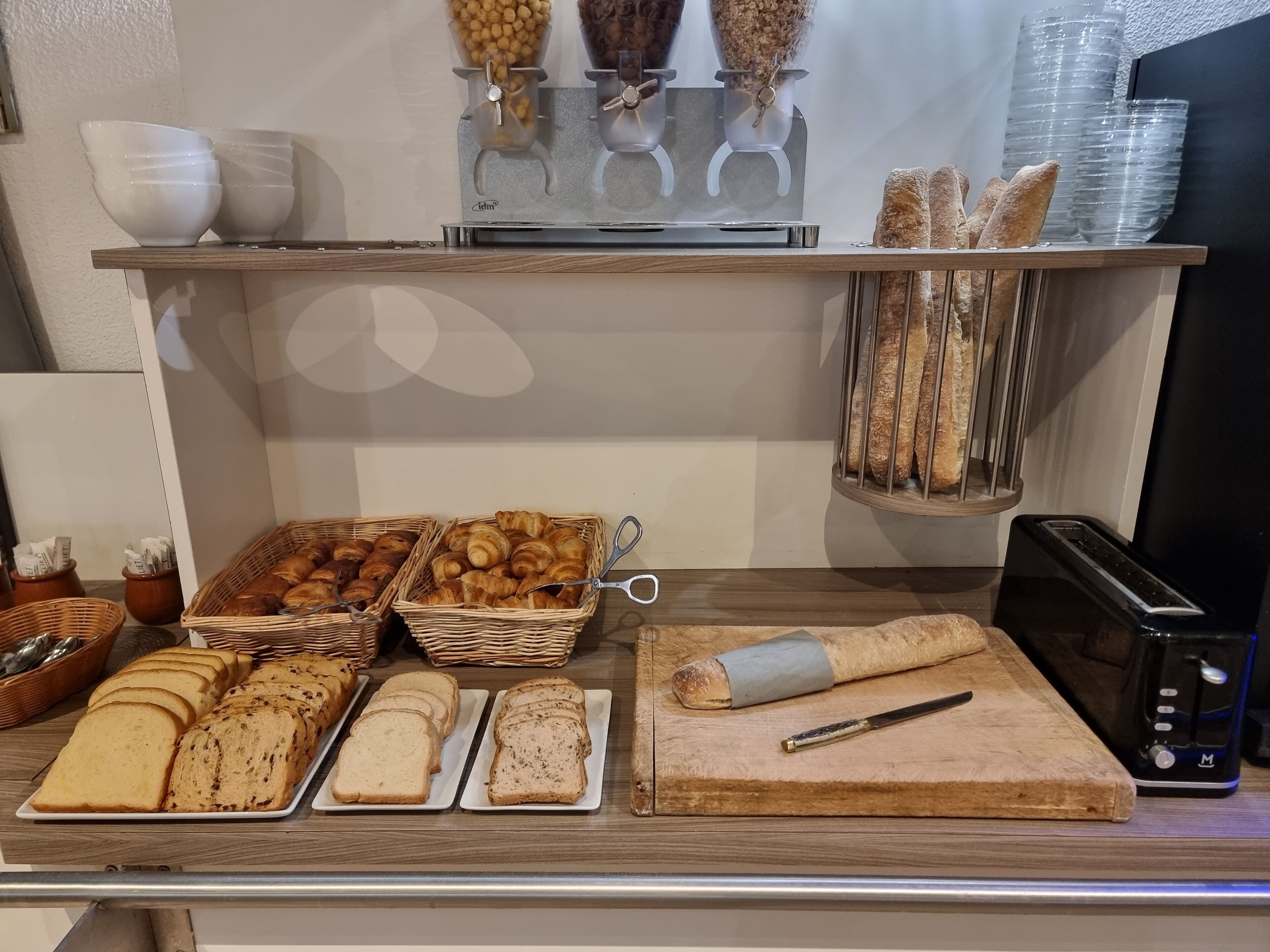 daily buffet breakfast for a fee