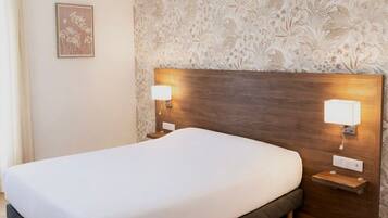Comfort kamer, 1 tweepersoonsbed | Een bureau, een strijkplank/strijkijzer, gratis wifi, beddengoed