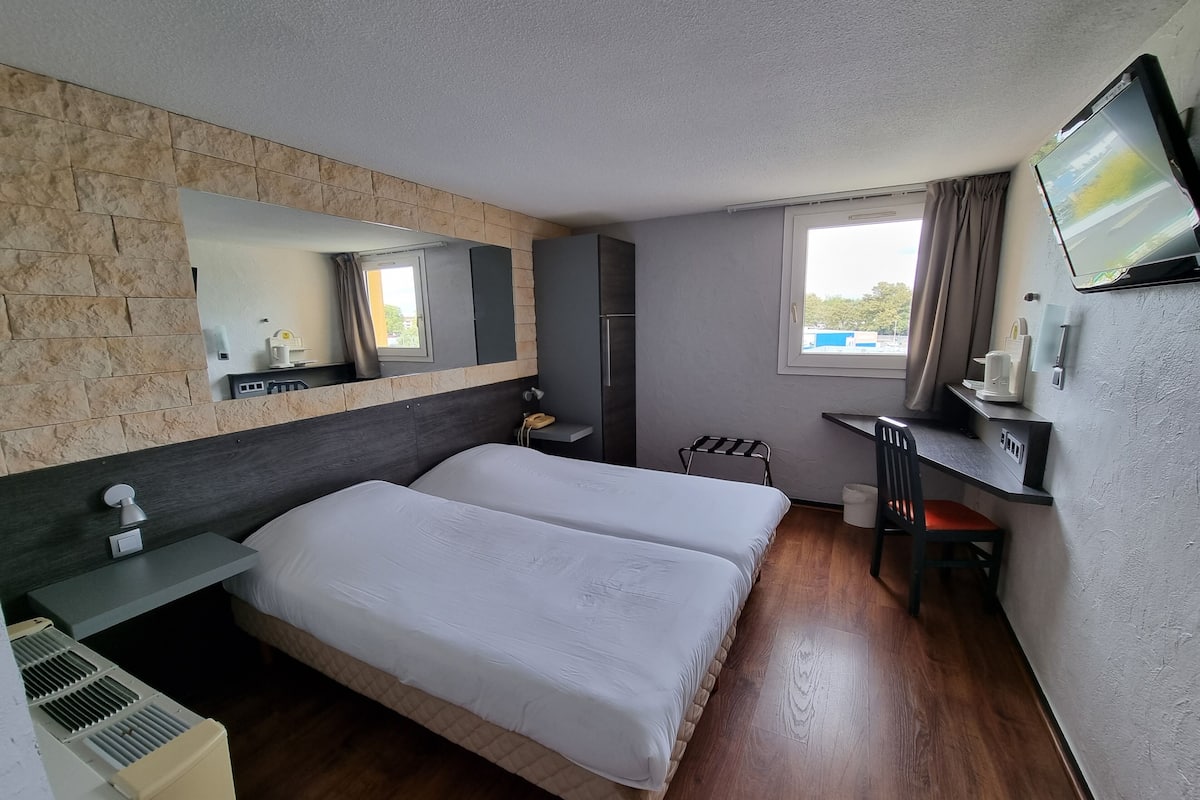 twin room | desk, iron/ironing board, free wifi, bed sheets