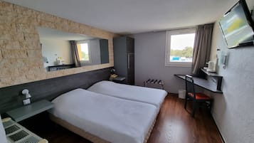 Twin Room | Desk, iron/ironing board, free WiFi, bed sheets