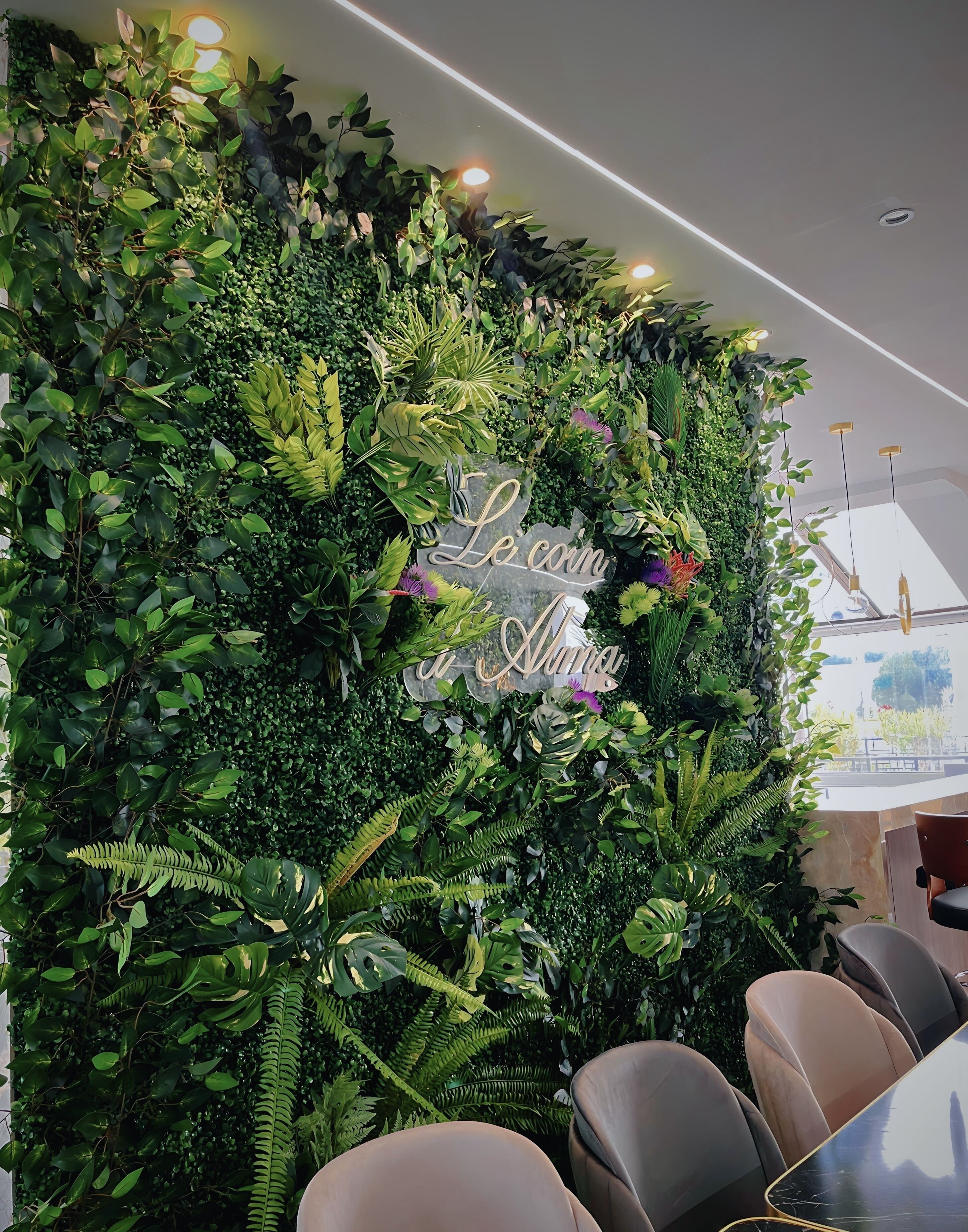 Serveert lunch, diner, Franse gerechten, openlucht dineren 