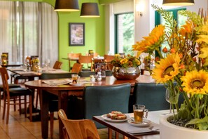 Breakfast, lunch, dinner served; local cuisine  - Campanile Hotel Amersfoort (Amersfoort)