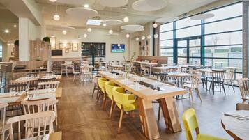 Daily cooked-to-order breakfast (EUR 14.9 per person)