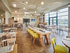 Daily cooked-to-order breakfast (EUR 14.9 per person)