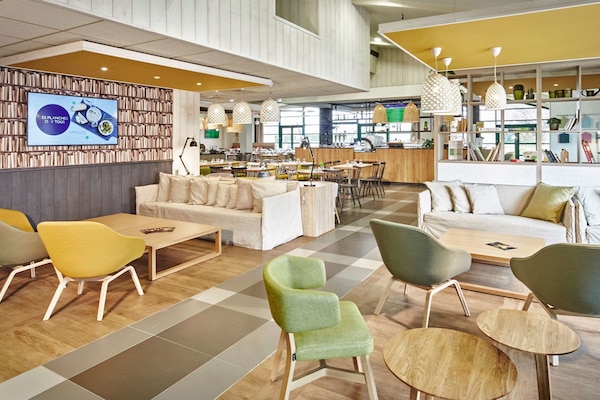 Lobby-lounge