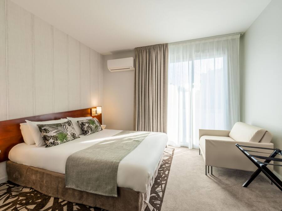 1 Lit queen size, Canapé-lit 1 place | 1 slaapkamer, luxe beddengoed, een minibar, een kluis op de kamer