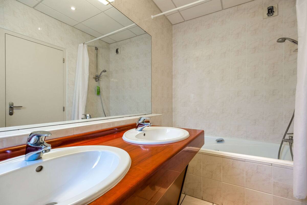 1 lit queen size, canapé-lit | bathroom | combined shower/bathtub, free toiletries, hair dryer, towels