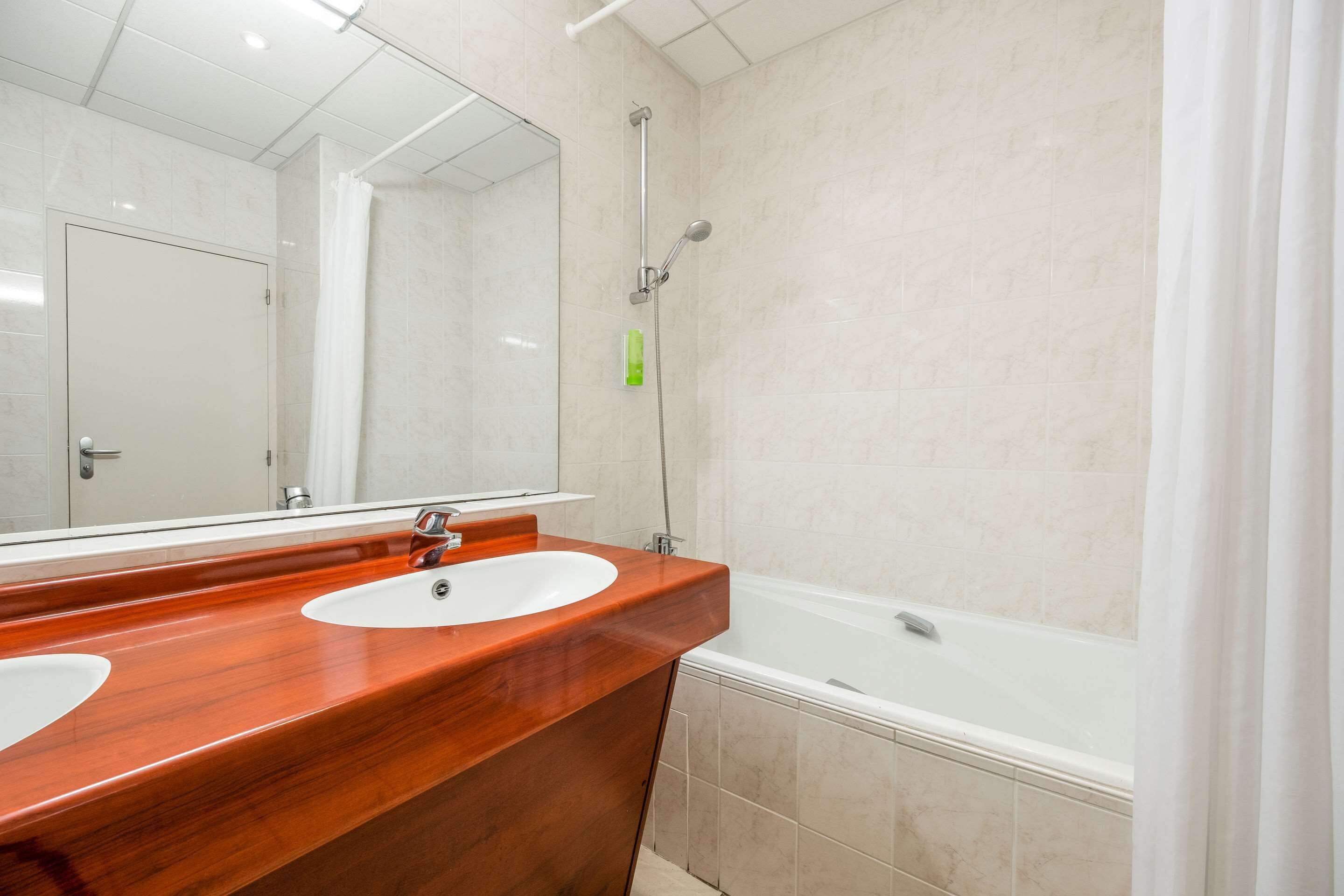 standard room, 2 single beds, non smoking | bathroom | combined shower/bathtub, free toiletries, hair dryer, towels