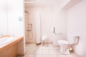 1 Lit queen size, 1 Lit double, Chambre Junior | Baño | Ducha y bañera combinadas y artículos de higiene personal gratuitos