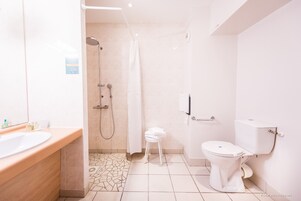 1 Lit queen size, 1 Lit double, Chambre Junior | Bathroom | Combined shower/tub, free toiletries, hair dryer, towels