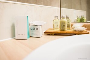 Een bad/douchecombinatie, gratis toiletartikelen, een haardroger