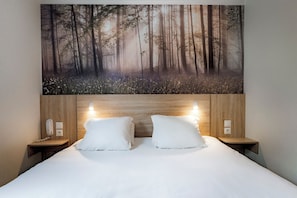 Escritorio, wifi gratis y ropa de cama