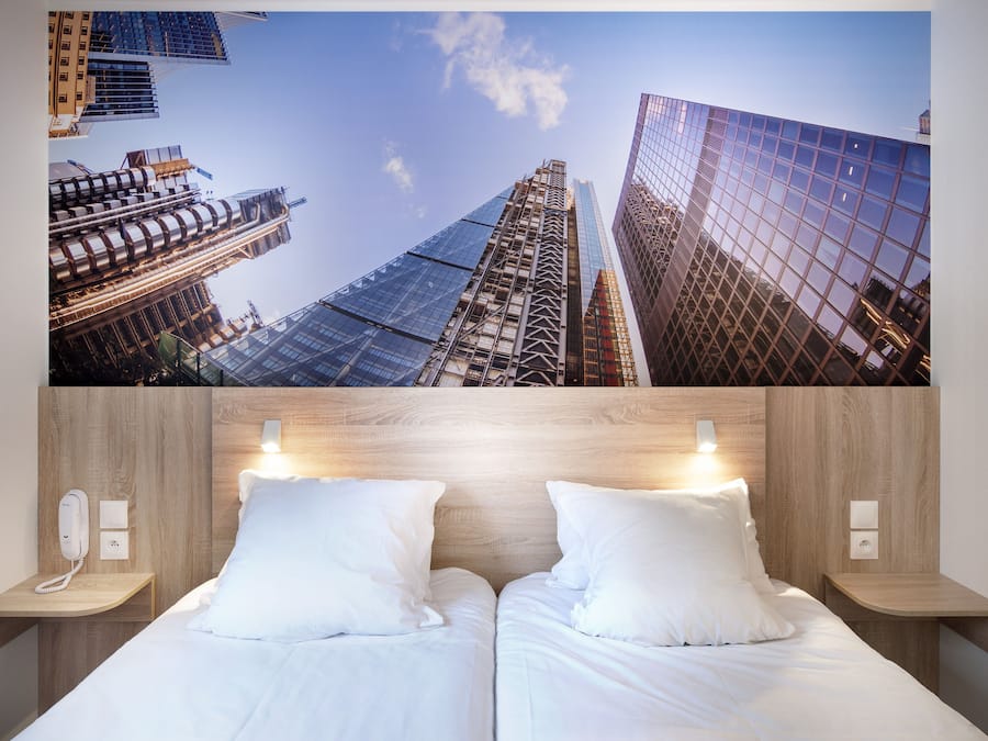 Een bureau, gratis wifi, beddengoed