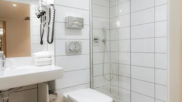 Chuveiro, produtos de toalete biodegradáveis, secador de cabelo