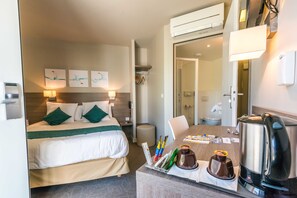 Escritorio, wifi gratis y ropa de cama