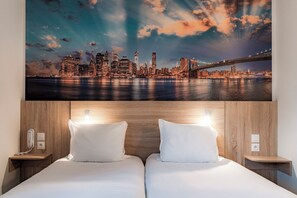 Habitación superior, 2 camas individuales | Escritorio, wifi gratis y ropa de cama
