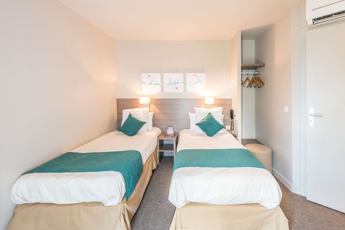 Standard Room, 2 Single Beds | Desk, free WiFi, bed sheets