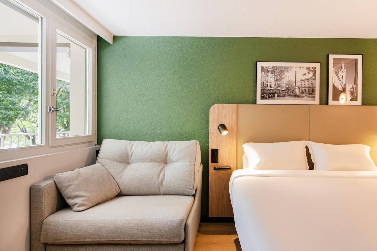 Standaard kamer, 1 queensize bed met slaapbank | Luxe beddengoed, een bureau, een strijkplank/strijkijzer