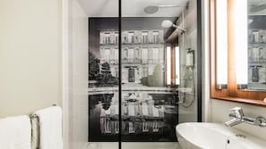 Rainfall showerhead, eco-friendly toiletries, hair dryer, towels - Campanile Prime - Aix en Provence - Pont de l'Arc (Aix-en-Provence)