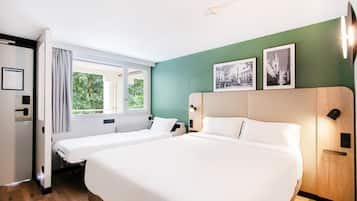 Luxe beddengoed, een bureau, een strijkplank/strijkijzer