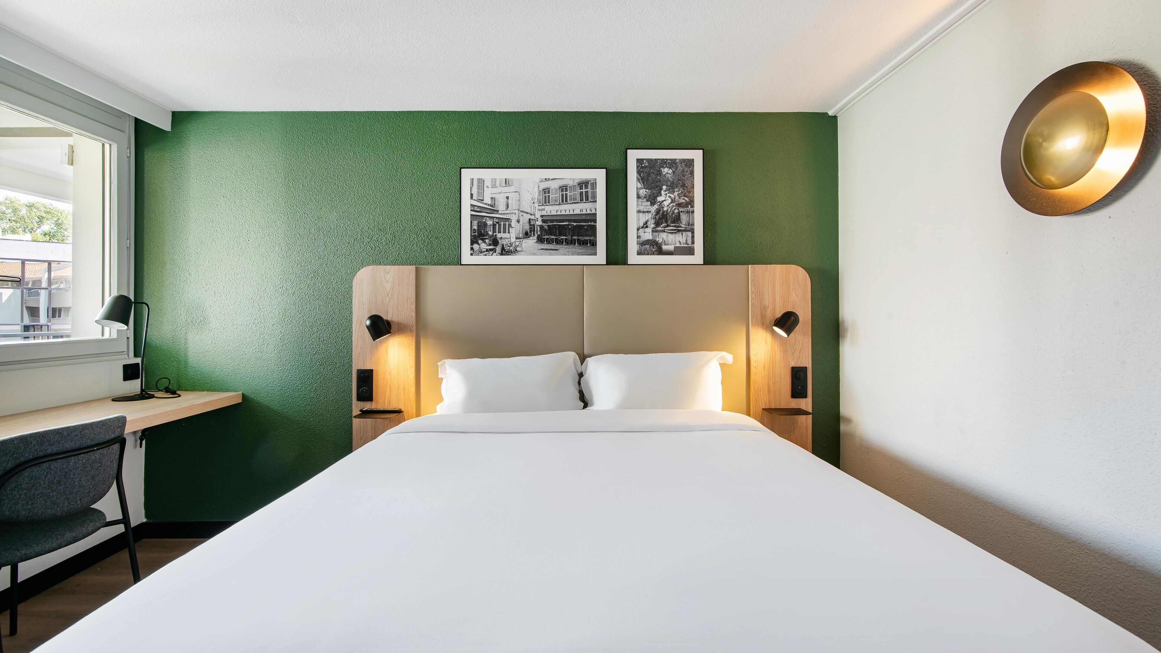 Prémium ágynemű, íróasztal, hangszigetelés és vasaló/vasalódeszka