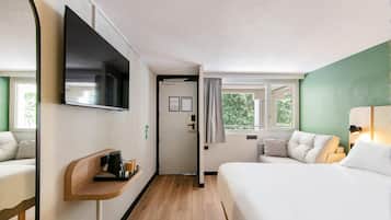 Standaard kamer, 1 queensize bed met slaapbank | Luxe beddengoed, een bureau, een strijkplank/strijkijzer