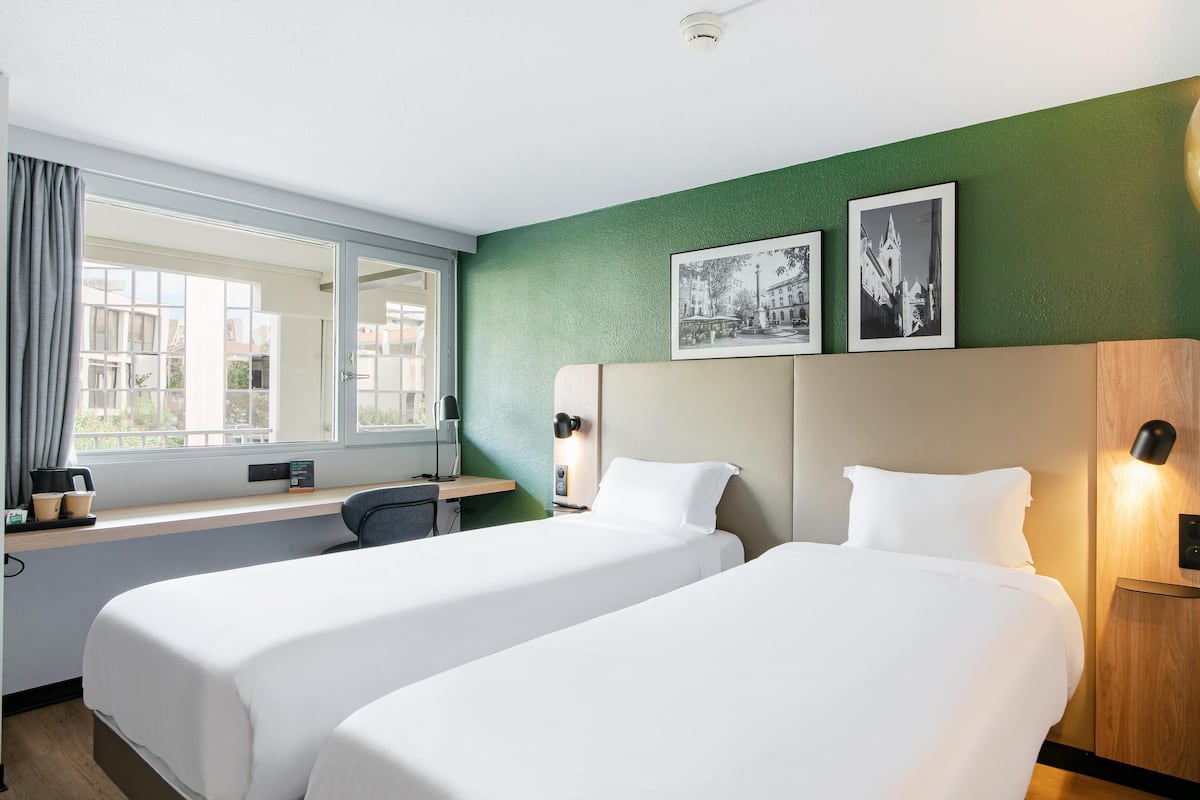 Luxe beddengoed, een bureau, een strijkplank/strijkijzer