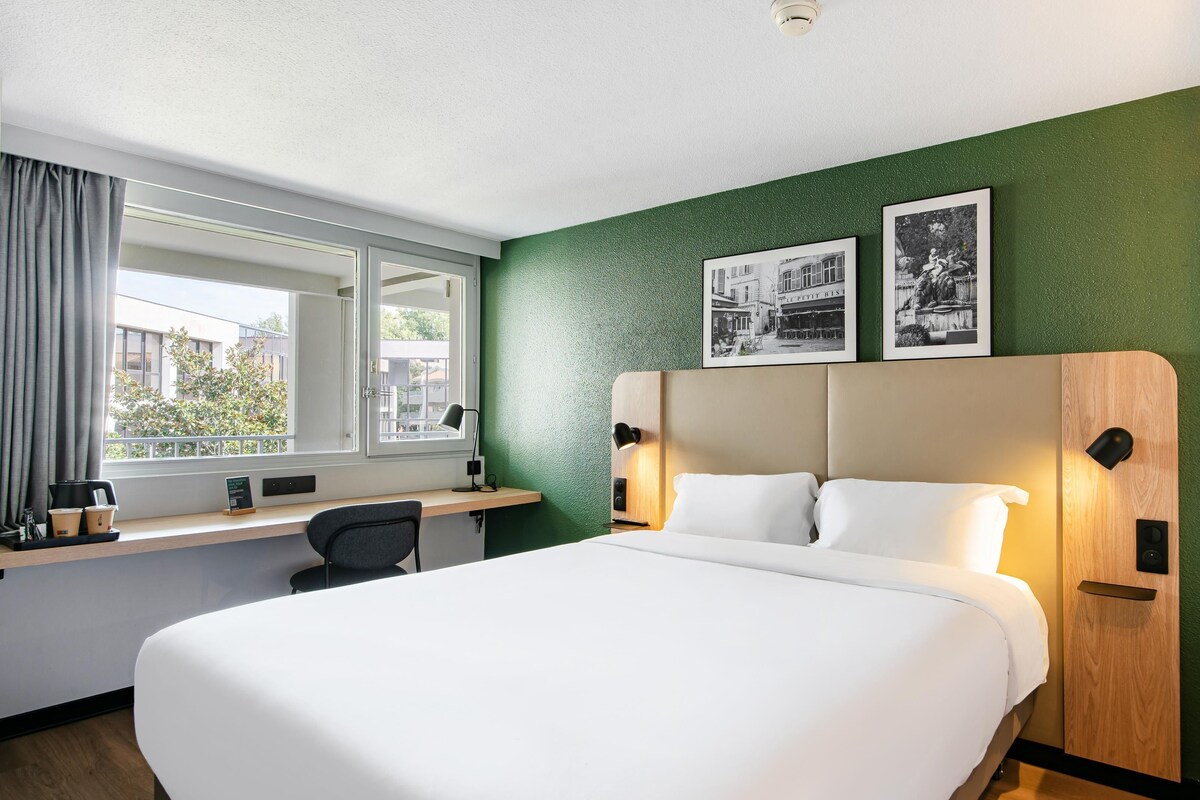 Premium bedding, desk, iron/ironing board (on request)
