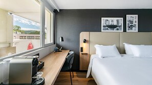 Chambre supérieure, 1 très grand lit | Literie de qualité, bureau, fer et planche à repasser