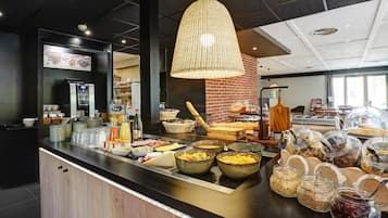 Sarapan prasmanan setiap hari (EUR 13.9 per orang)