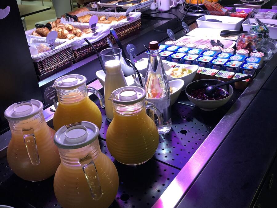 Tägliches Frühstücksbuffet (13.9 EUR pro Person)