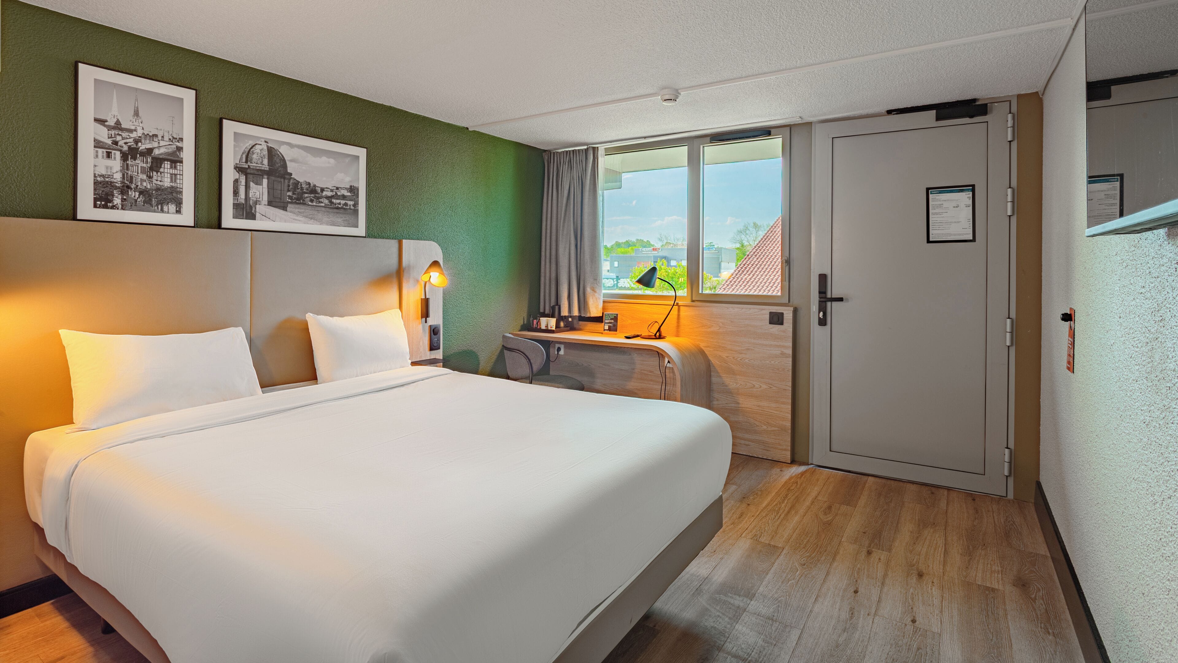 Standardzimmer, 1 Queen-Bett | Hochwertige Bettwaren, Schreibtisch, laptopgeeigneter Arbeitsplatz