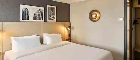 Superior-rum - 1 kingsize-säng | Sängtillbehör av högsta kvalitet, skrivbord och arbetsyta för laptop